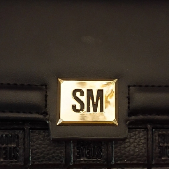 NWT🎁FREE GIFT INCLUDED🎁Steve Madden Black Wristlet with Gold Brand Logo - Picture 5 of 16